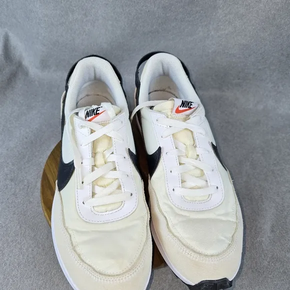 Nike Men's waffle Debut white and Black Sneakers mens size 9.5**