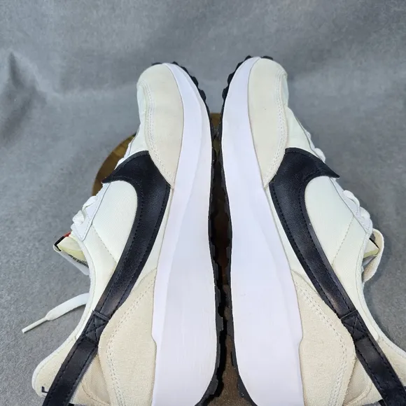 Nike Men's waffle Debut white and Black Sneakers mens size 9.5**