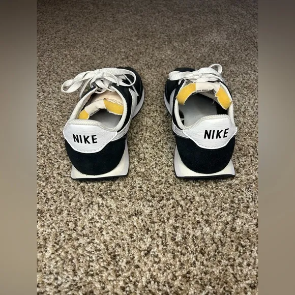 Nike Men's Waffle Trainer Black and White Sneakers sz 7