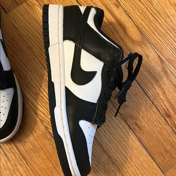 Nike Women’s Black and White Sneakers