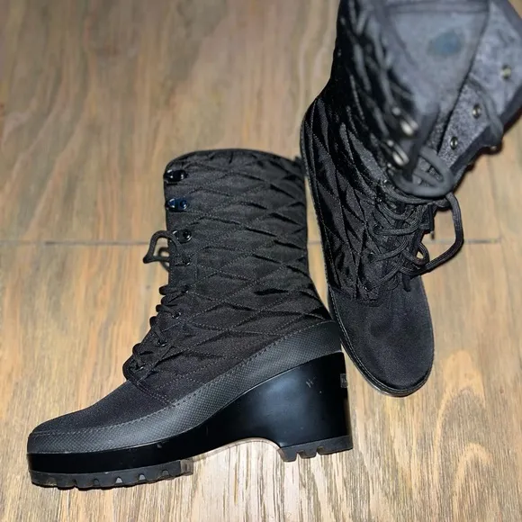 NWOT Rockport Boots Womens 10 Lorraine Winter BLACK Canvas Quilted WEDGE