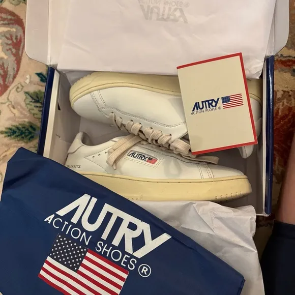 NWT Autry Medalist Low Sneakers Dallas TX White Leather Women’s fashion size 37
