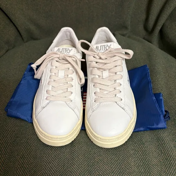 NWT Autry Medalist Low Sneakers Dallas TX White Leather Women’s fashion size 37