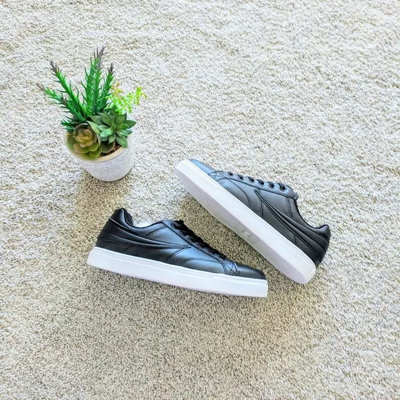 NWT Black Fila Athletic Fashion Sneakers size 8