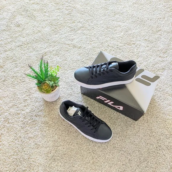 NWT Black Fila Athletic Fashion Sneakers size 8