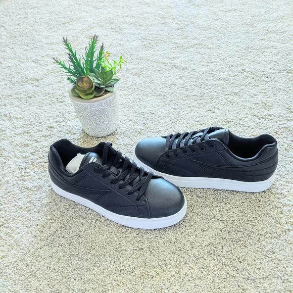 NWT Black Fila Athletic Fashion Sneakers size 8