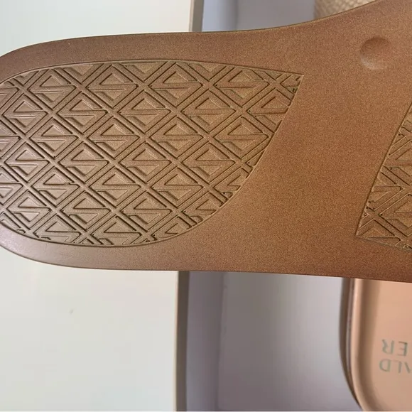 NWT DONALD PLINER FIFI SLIDES SIZE 10 TAN