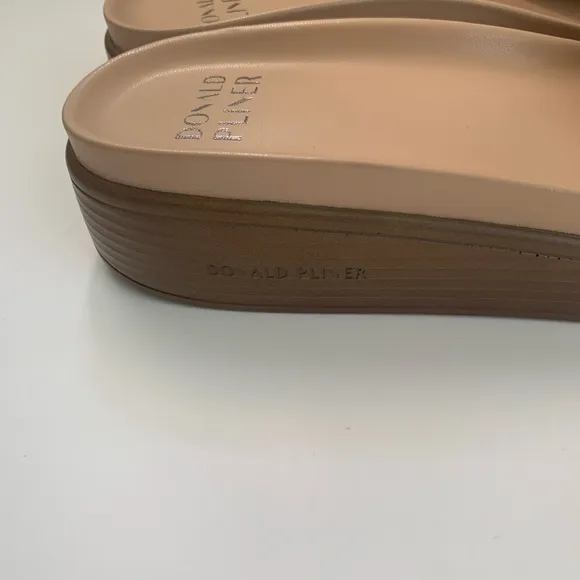 NWT DONALD PLINER FIFI SLIDES SIZE 10 TAN
