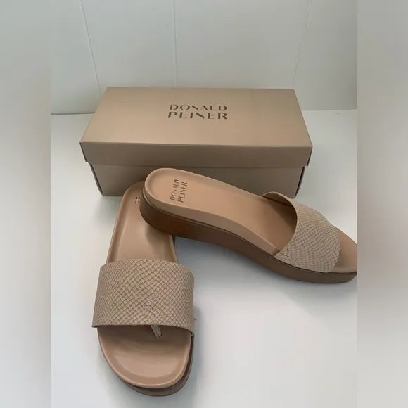 NWT DONALD PLINER FIFI SLIDES SIZE 10 TAN