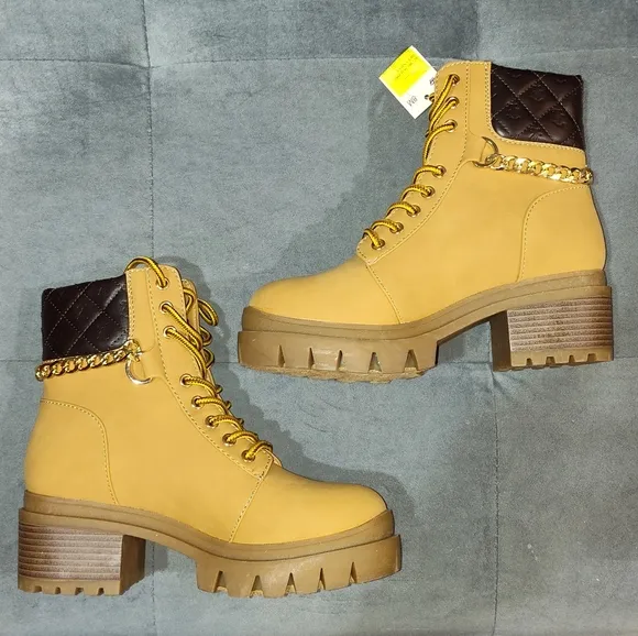 NWT Juicy Couture Women's Question Quilted Chain Boots Size 8