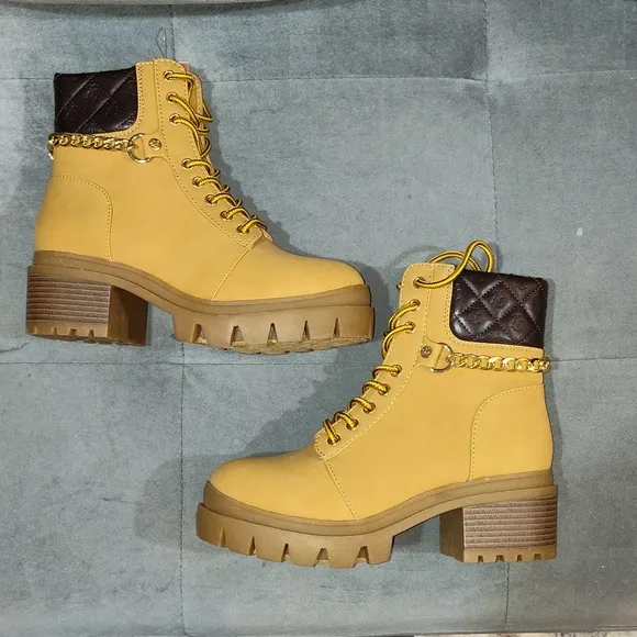 NWT Juicy Couture Women's Question Quilted Chain Boots Size 8