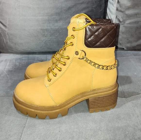 NWT Juicy Couture Women's Question Quilted Chain Boots Size 8