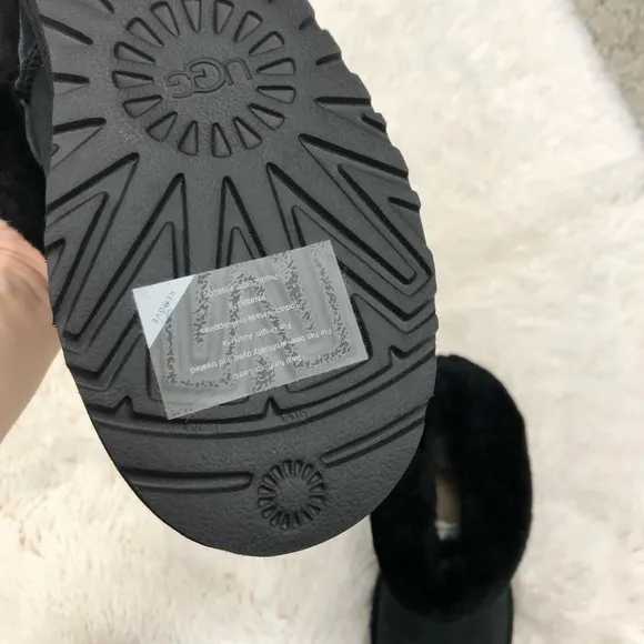 NWT UGG Fluff Mini Quilted Black Short Boots Size: 6