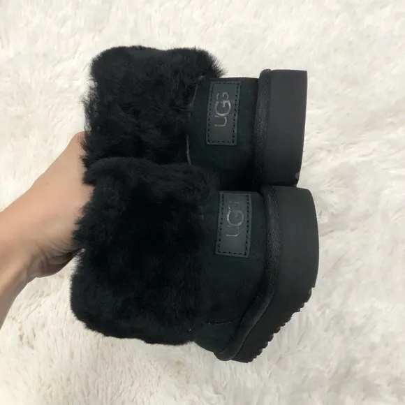NWT UGG Fluff Mini Quilted Black Short Boots Size: 6