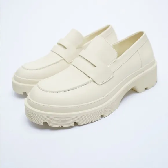 NWT. Zara Off White Faux Leather Low Heel Lug Sole Platform Loafers. Size 9.