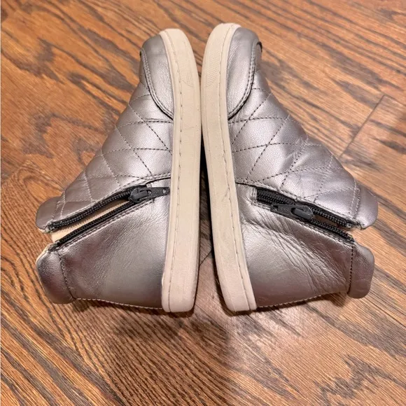 OLD SOLES Gently Used Sz 30 Silver/Pewter Quilted Leather Zipper Sneakers