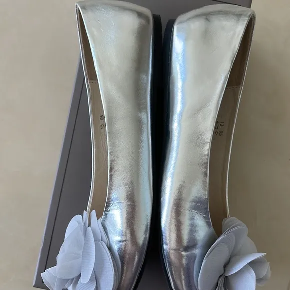 Pazitos Big Girls Silver Silk Flower Slip On Dress Flats-Size 36 (US Size 4)