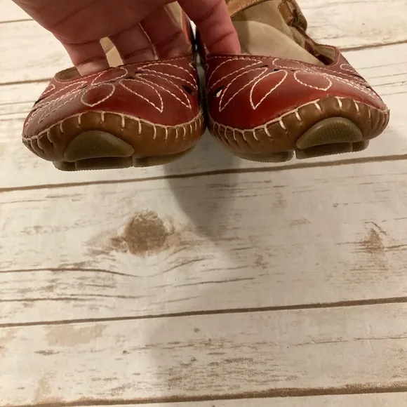 PIKOLINOS JEREZ Leather Ballet Flats With Die-Cut Floral Design 41/10-10.5