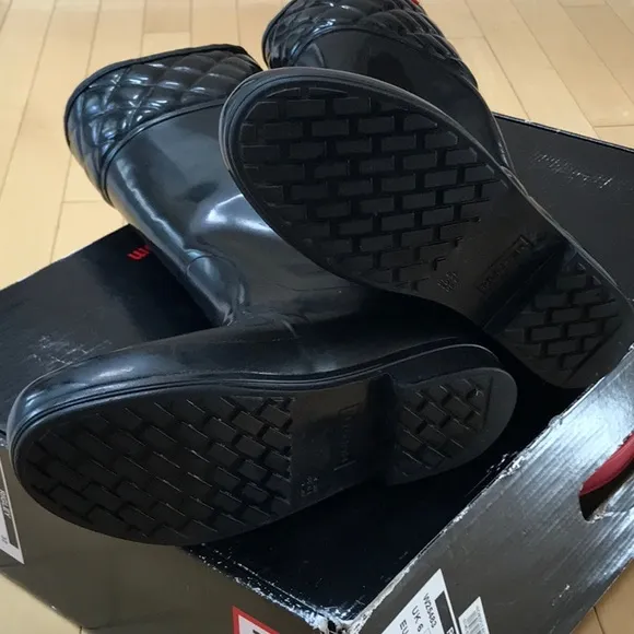 Preowned tall HUNTER rubber boots w quilted top - black - size 8 in box