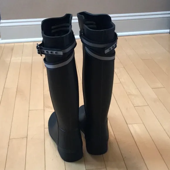 Preowned tall HUNTER rubber boots w quilted top - black - size 8 in box