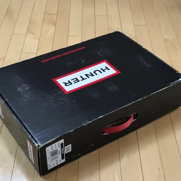 Preowned tall HUNTER rubber boots w quilted top - black - size 8 in box