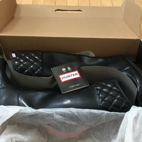 Preowned tall HUNTER rubber boots w quilted top - black - size 8 in box