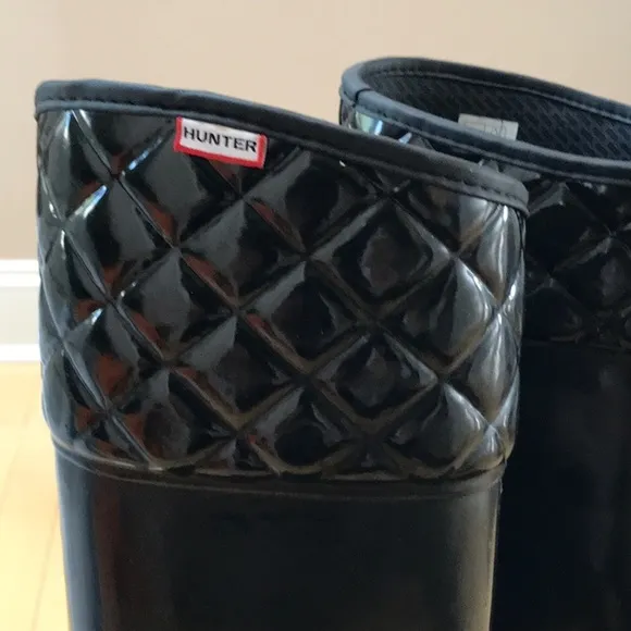 Preowned tall HUNTER rubber boots w quilted top - black - size 8 in box