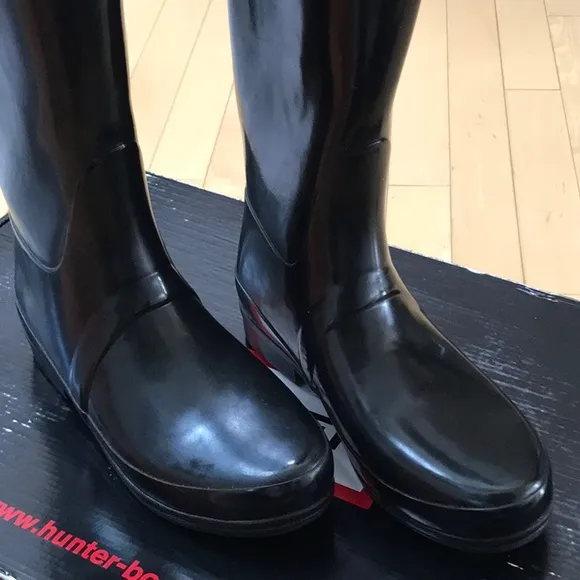 Preowned tall HUNTER rubber boots w quilted top - black - size 8 in box