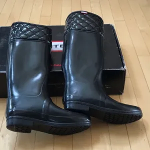 Preowned tall HUNTER rubber boots w quilted top - black - size 8 in box