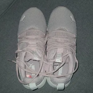 PUMA Nwt Sneakers Youth Kids Girls Unisex Size 7 Pink Sneakers Barbie Barbiecore