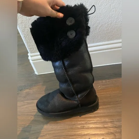 RARE UGG over the keen Bailey Button Bomber Boits size 5 Tall UGG boots