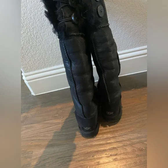 RARE UGG over the keen Bailey Button Bomber Boits size 5 Tall UGG boots