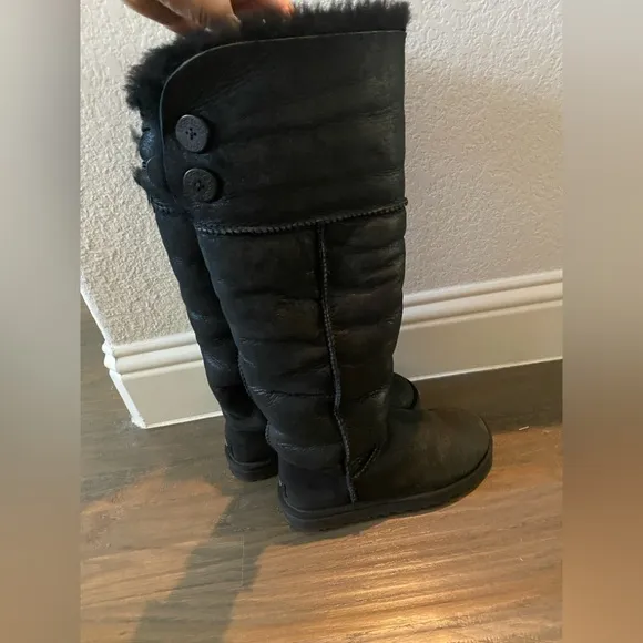 RARE UGG over the keen Bailey Button Bomber Boits size 5 Tall UGG boots