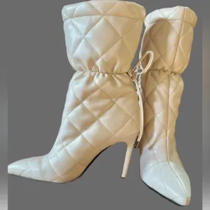 ROBERTO PIRALOFF Quilted Heeled Cream Boots EU Size 36 US Size 6