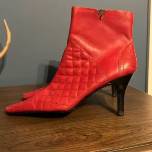 RSVP Heeled Boots red leather, quilted look, size 9.5