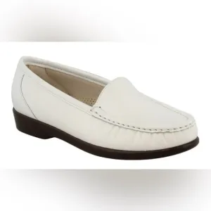 SAS Simplifly slip on white 100% leather mocc loafers SZ 7N
