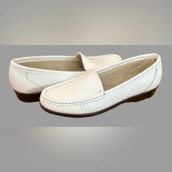SAS Simplifly slip on white 100% leather mocc loafers SZ 7N