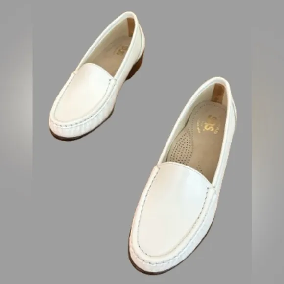 SAS Simplifly slip on white 100% leather mocc loafers SZ 7N