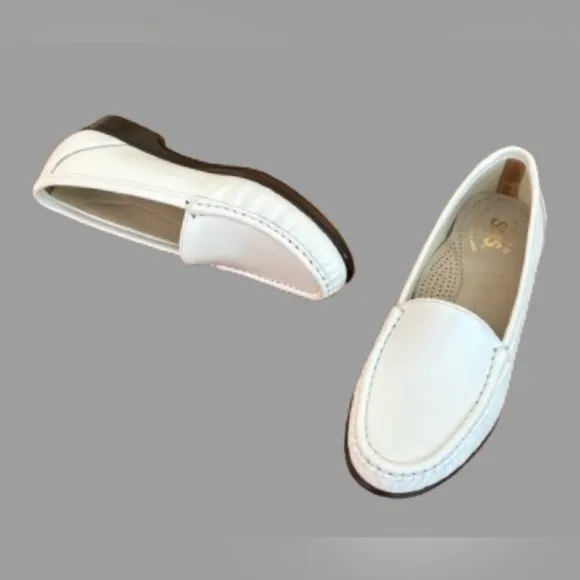 SAS Simplifly slip on white 100% leather mocc loafers SZ 7N