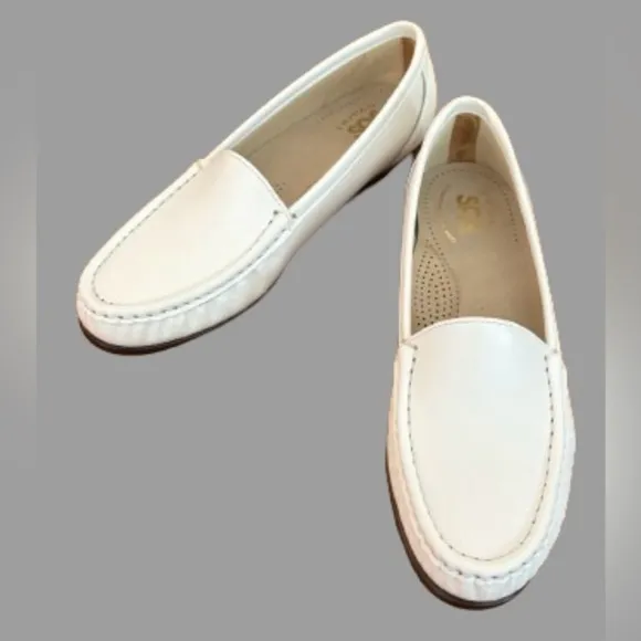 SAS Simplifly slip on white 100% leather mocc loafers SZ 7N