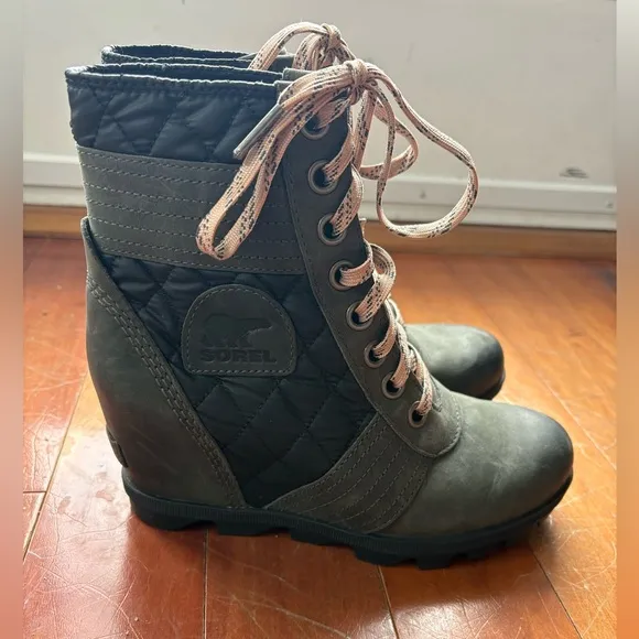 Sorel Lexie Wedge Dark Green Quilted Boots Size 7 Unused Condition