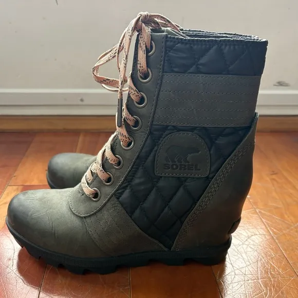 Sorel Lexie Wedge Dark Green Quilted Boots Size 7 Unused Condition