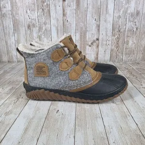 Sorel Out N About Waterproof Winter Duck Boots Wool Sherpa Lined Gray Tan Size 8