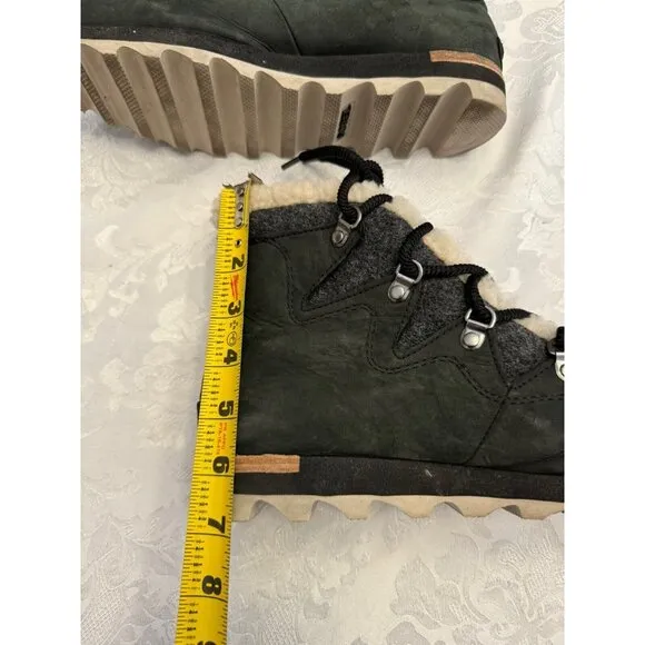 Sorel Size‎ 9 Sneakchic Alpine Holiday Shearling Waterproof Cold Weather Boots