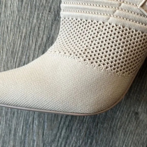 Steve Madden heeled booties size 6 tan colored rhinestone ankle belt