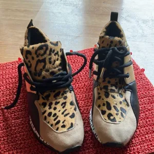 Steve Madden Women’s Cliff Leather Leopard Sneakers..Size 9. Preowned.