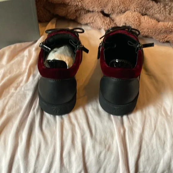 Stylish Burgundy and Black Men's Sneakers