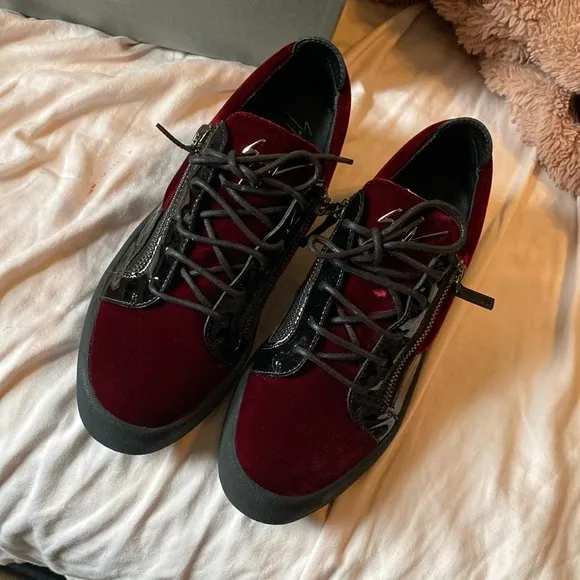 Stylish Burgundy and Black Men's Sneakers
