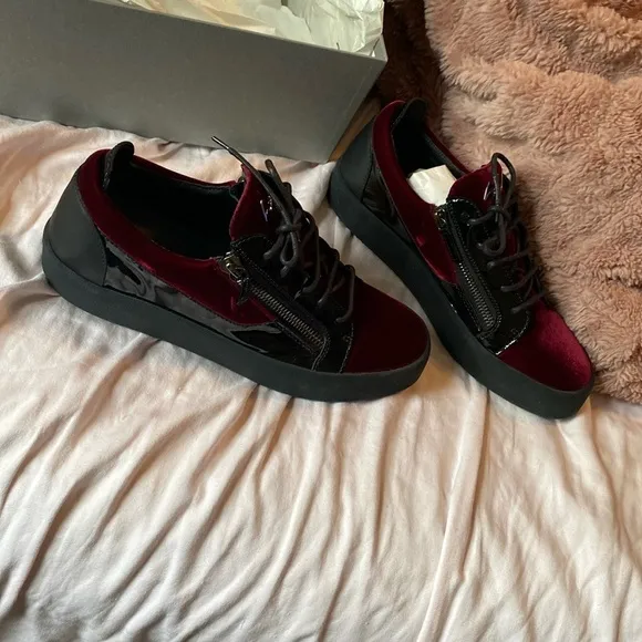 Stylish Burgundy and Black Men's Sneakers