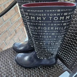 TOMMY HILFIGER RUBBER RAIN ALL WEATHER BOOTS SIZE 11